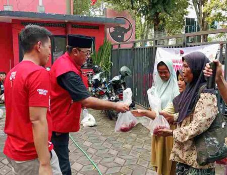 Tebar Kurban hingga Pelosok Desa, PDIP Bondowoso Salurkan 6 Ekor Sapi Foto BeritaJatim.com
