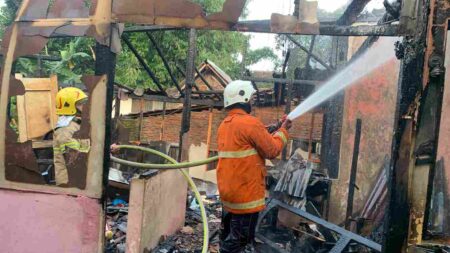 Dua Rumah di Kota Kulon Bondowoso Terbakar, Warga Sempat Selamatkan Kulkas dan Lemari Foto BeritaJatim.com