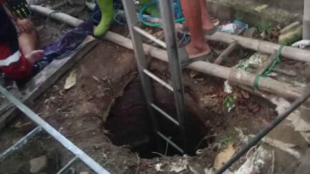 Bersihkan Halaman Rumah Kosong, Warga Asembagus Terjatuh ke Septictank Foto BeritaJatim.com