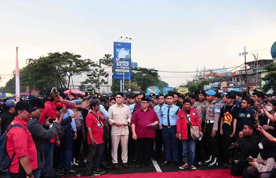 DPRD Jatim Temui Massa Aksi May Day 2026, Cahyo Harjo: Kesejahteraan Buruh Jadi Prioritas Pemerintah Foto BeritaJatim.com