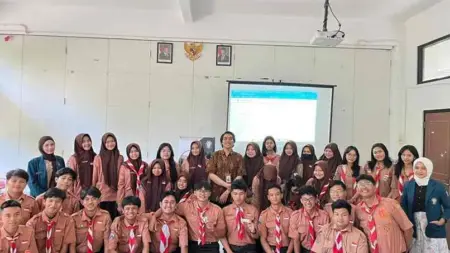 Dosen Undip Semarang Kampanyekan Pencegahan Bundir dan Self-Harm di SMAN 9 Surabaya Foto BeritaJatim.com