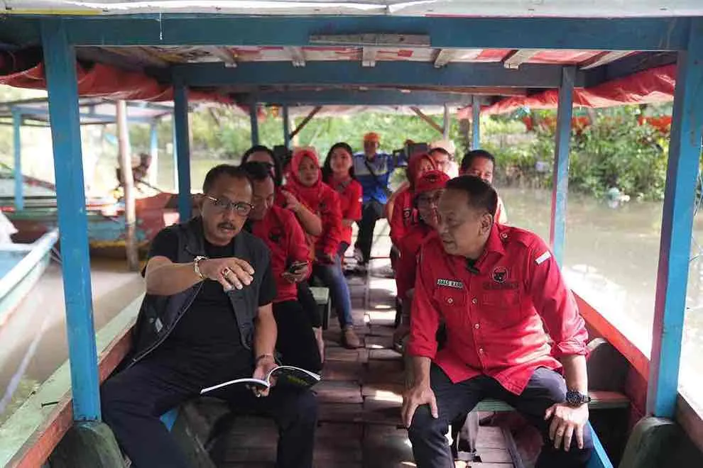 Armuji dan Kader PDIP Surabaya Tinjau Hutan Mangrove, Antisipasi Dampak El Nino 2026 Foto BeritaJatim.com