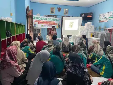DPRD Surabaya Luncurkan Sekolah Sampah, Warga Diajak Lawan Krisis Iklim dari Rumah Foto BeritaJatim.com