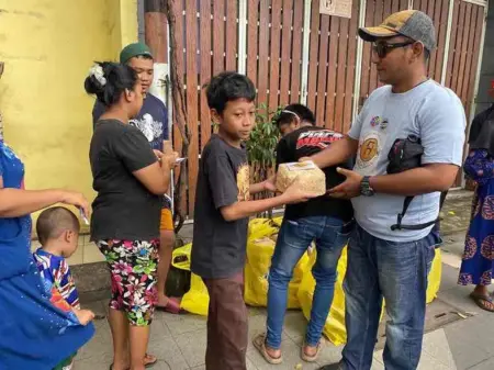 Forwan Surabaya Bagikan 500 Paket Kurban untuk Loper Koran dan Tukang Sapu Foto BeritaJatim.com