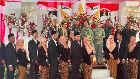 Haru dan Meriah, 16 Pasangan Ikuti Nikah Massal Gratis di Tuban Foto BeritaJatim.com
