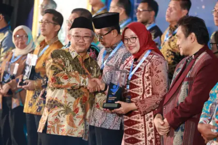 Bupati Ipuk Raih Dua Penghargaan dari Mendikdasmen, Pendidikan Banyuwangi Tuai Apresiasi Nasional Foto BeritaJatim.com