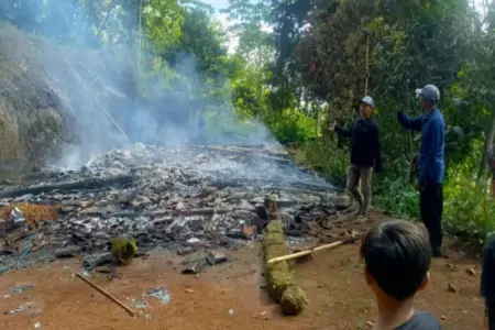 Kebocoran Tabung Gas Picu Kebakaran Rumah di Botolinggo Bondowoso Foto BeritaJatim.com