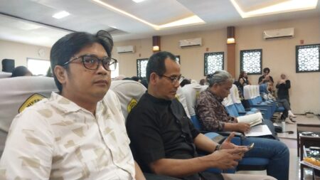 Ketua Komisi B DPRD.Jember Hadiri Nobar Pesta Babi di FISiP Unej Foto BeritaJatim.com