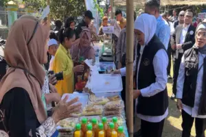 Gubernur Khofifah Bagikan Rombong dan Zakat Produktif untuk Lansia di Malang Foto BeritaJatim.com