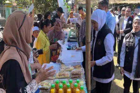 Gubernur Khofifah Bagikan Rombong dan Zakat Produktif untuk Lansia di Malang Foto BeritaJatim.com