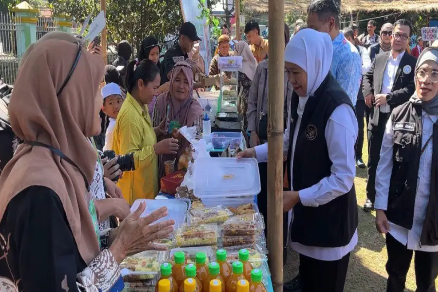 Gubernur Khofifah Bagikan Rombong dan Zakat Produktif untuk Lansia di Malang Foto BeritaJatim.com