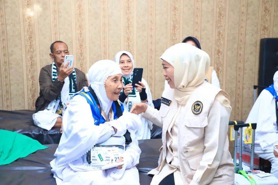Lepas Jemaah Haji Kloter Terakhir Embarkasi Surabaya, Khofifah: Jaga Kesehatan dan Kekhusyukan Ibadah Foto BeritaJatim.com