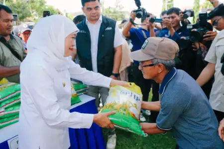 Jaga Daya Beli Warga, Khofifah Gencarkan Pasar Murah di Jatim Foto BeritaJatim.com