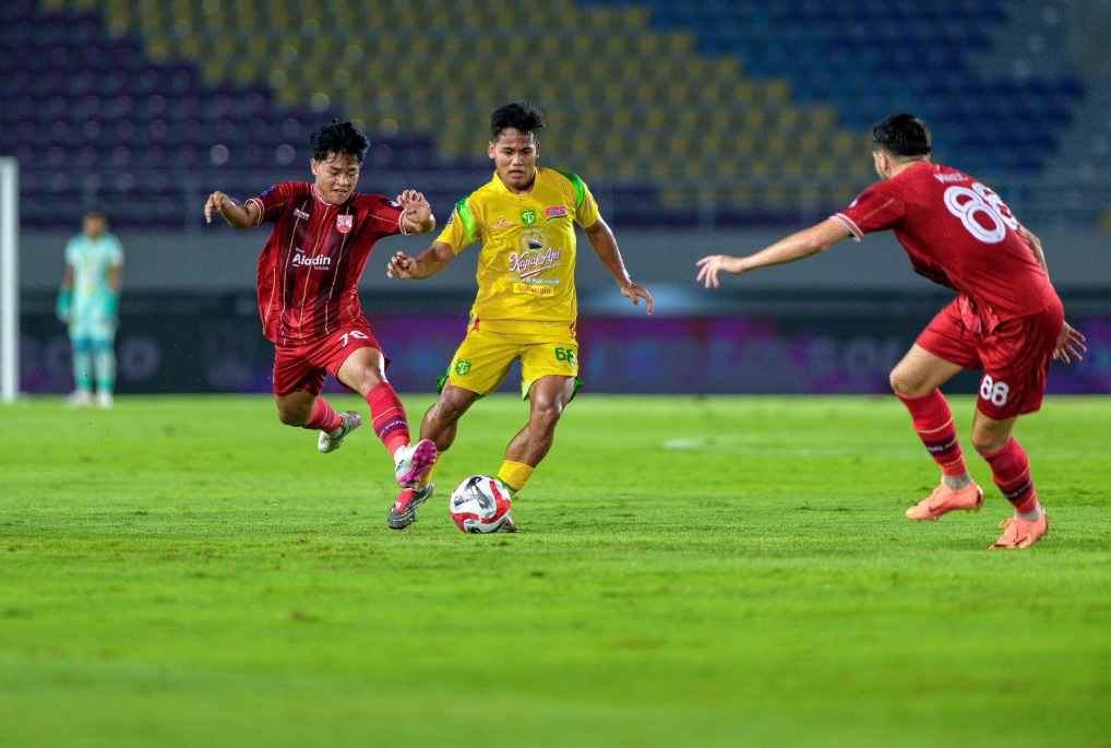 Koko Ari dan Malik Risaldi Cedera, Persebaya Harap-harap Cemas Jelang Kontra Semen Padang Foto BeritaJatim.com