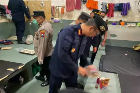 Kanwil Ditjenpas Jatim Gelar Razia Gabungan di Rutan Surabaya, Dua HP dan Benda Terlarang Diamankan Foto BeritaJatim.com