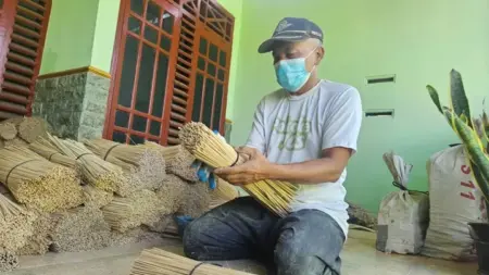 Perajin Tusuk Sate di Madiun Kebanjiran Pesanan Jelang Iduladha 2026, Kirim hingga Luar Pulau Foto BeritaJatim.com