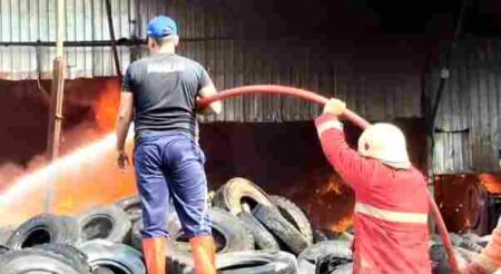 Forklift dan Mesin Penggiling Hangus dalam Kebakaran Pabrik Pengolahan dan Daur Ulang Ban Bekas di Mojokerto Foto BeritaJatim.com
