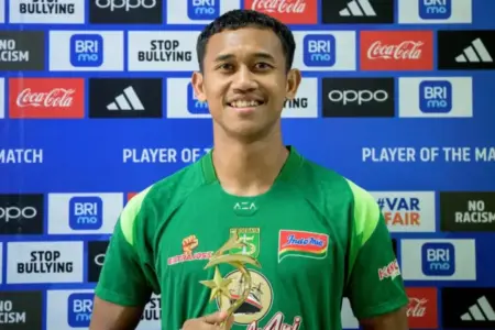 Arief Catur Masuk Best XI Super League 2025/2026, Bek Persebaya Asal Mojokerto Tak Mau Cepat Puas Foto BeritaJatim.com