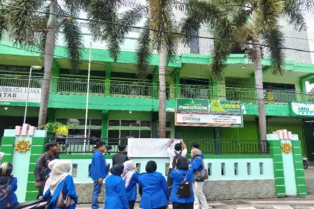 PMII Blitar Pasang Spanduk ‘Mosi Tidak Percaya’ di Kampus UNU Foto BeritaJatim.com
