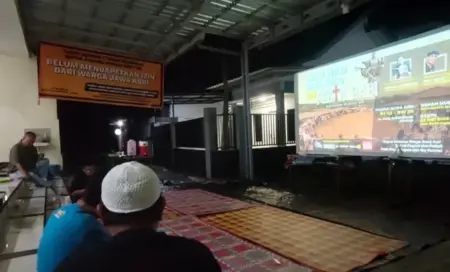 Warga Perumahan di Jember Nobar ‘Pesta Babi’ di Halaman Musala Foto BeritaJatim.com