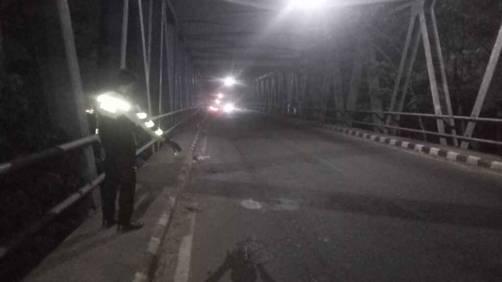 Kecelakaan Beruntun di Tulungagung, Pengendara Motor Tewas usai Ditabrak Truk saat Menyalip Foto BeritaJatim.com