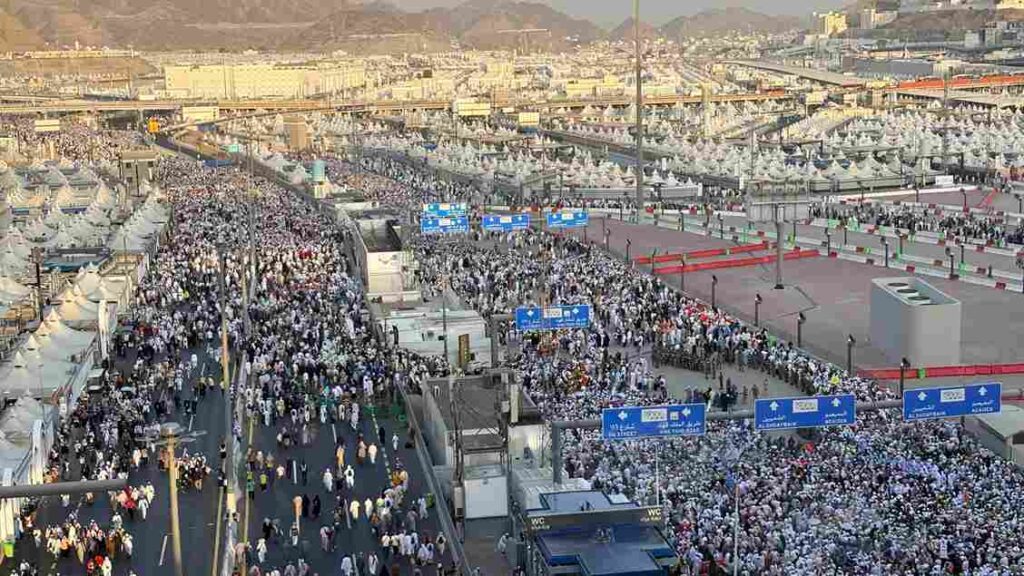 Foto Jemaah Haji Memadati Jalanan Mina Menuju Jamarat Foto BeritaJatim.com