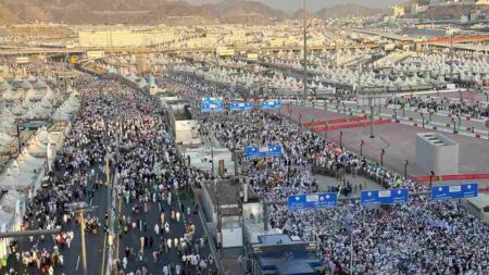 Foto Jemaah Haji Memadati Jalanan Mina Menuju Jamarat Foto BeritaJatim.com
