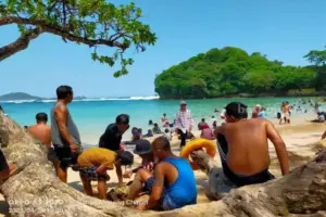 Wisatawan Aman dan Nyaman, Prioritas Utama di Pantai 3 in 1 Malang Foto BeritaJatim.com