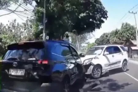Dua Toyota Rush Adu Banteng di Jalan Raya Torjun Sampang, Dua Penumpang Luka Foto BeritaJatim.com