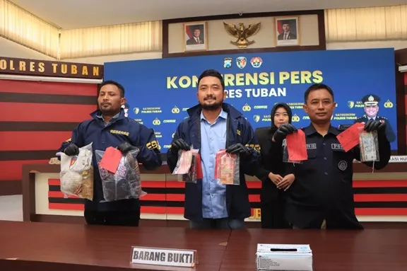 Peredaran Uang Palsu di Pasar Wage Tuban, 3 Pelaku Dibekuk Polisi Foto BeritaJatim.com