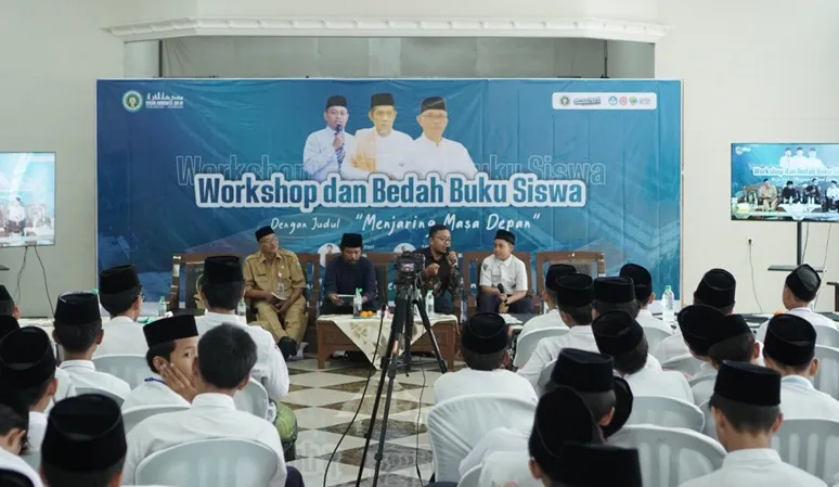 SMP Al Furqan MQ Tebuireng Jombang Perkuat Budaya Literasi dengan Workshop dan Launching Buku Santri Foto BeritaJatim.com