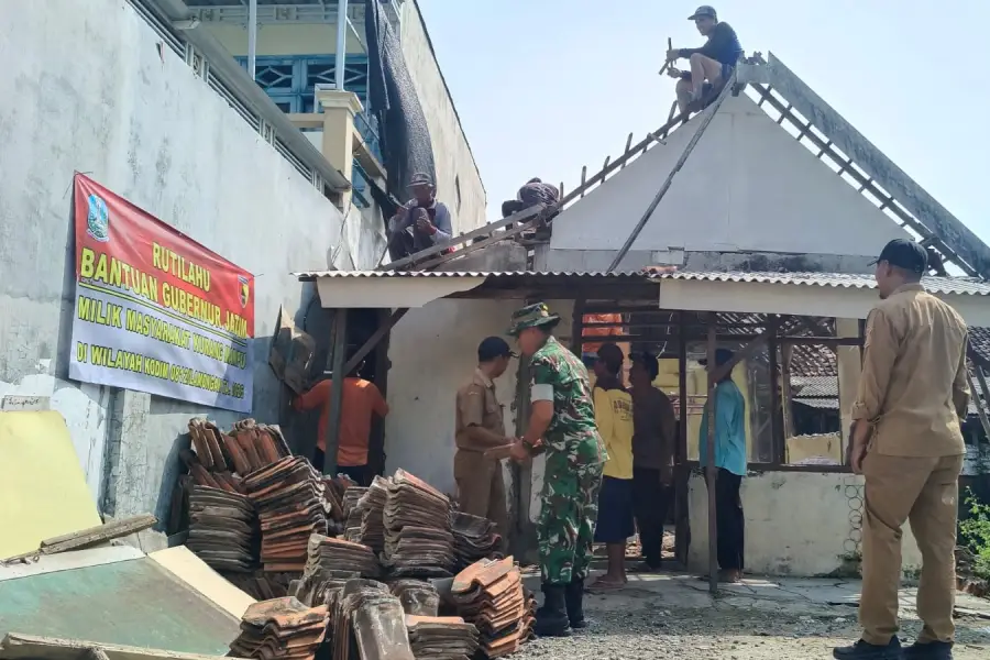 Kodim Lamongan dan Warga Gotong Royong Bedah Rumah Tak Layak Huni di Deket Foto BeritaJatim.com