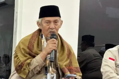 Puncak Armuzna Tinggal Hitung Hari, Buya Kafabihi Beri Jemaah Ijazah 1.000 Shalawat Sehari Foto BeritaJatim.com