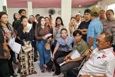Armuji Sidak Rumah Terduga Penipu Arisan Bodong Biduan Surabaya, Kasus Rp1,8 M Berujung Ricuh Foto BeritaJatim.com