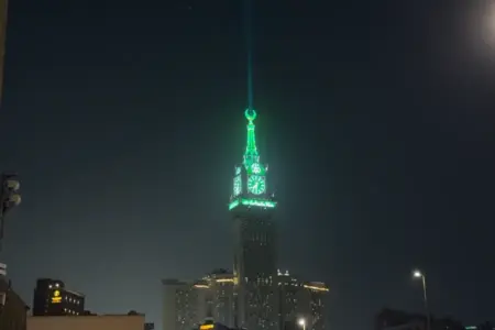 Menara Jam Zam Zam Tower Makkah Menyala Hijau Tandai 1 Zulhijjah Foto BeritaJatim.com