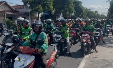 Ratusan Pengemudi Ojol Jombang Gelar Aksi Damai Dukung Nadiem Makarim Foto BeritaJatim.com