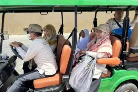 Kemenhaj Siagakan 19 Mobil Golf dan Tim MCR, Jemaah Nafar Awal Mulai Pulang ke Hotel Foto BeritaJatim.com