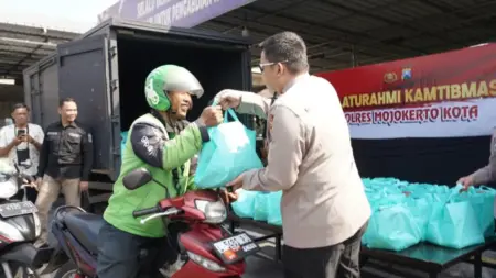 Bersentuhan Langsung dengan Masyarakat, Pengemudi Ojek Online di Mojokerto Diajak Diskusi Foto BeritaJatim.com