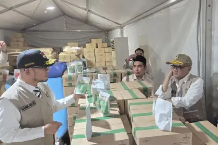 Menhaj Irfan Yusuf Cek Kelayakan Gudang Rendang RTE dan Toilet Arafah Foto BeritaJatim.com