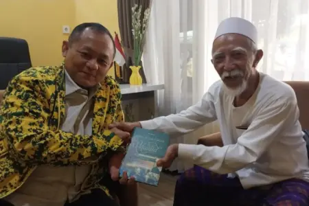 Hadiah untuk Sekjen Golkar dan Ketua PDIP Jember dari Mantan Ketua NU Bondowoso Foto BeritaJatim.com