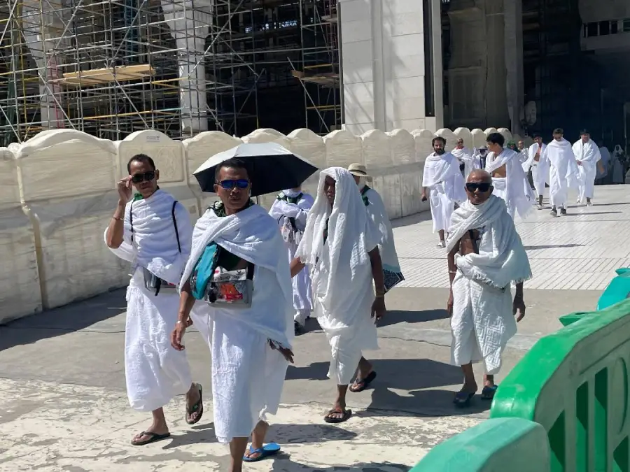 Waspada Heatstroke Haji 2026: Dua Jemaah Tumbang di Makkah, Tim PKP2JH Tekankan Strategi Ibadah Lansia Foto BeritaJatim.com