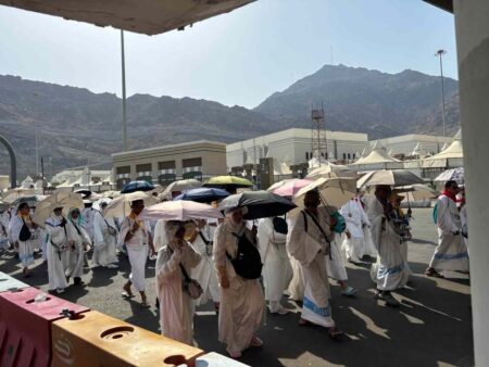 Jemaah Haji Nafar Tsani Keluar dari Mina Menuju Makkah Foto BeritaJatim.com