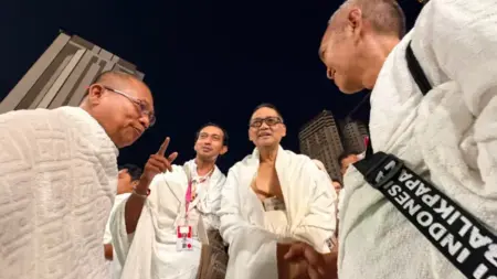 Di Pelataran Masjidil Haram, Gus Irfan Dicurhati Langsung Jemaah soal Pelayanan Petugas Foto BeritaJatim.com