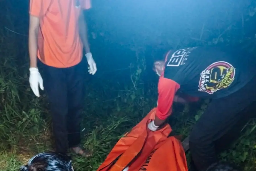Kerangka Manusia Mengering Ditemukan di Tambak Benowo Surabaya, Polisi Selidiki Identitas Korban Foto BeritaJatim.com