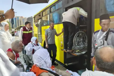 Beginilah Strategi PPIH Layani 48 Ribu Lansia di Makkah, Siapkan Menu Bubur Hingga Bus Khusus Foto BeritaJatim.com