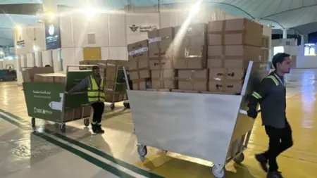 Garuda Indonesia Siapkan 49 Koper Cadangan untuk Ganti Milik Jemaah yang Rusak Berat Foto BeritaJatim.com