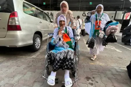 Mbah Marsiah, Penjual Jenang Kediri Berusia 105 Tahun Jadi Jemaah Haji Tertua 2026 Tiba di Makkah Foto BeritaJatim.com