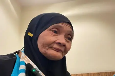 Nenek Jumaria Bersujud Teteskan Air Mata Melihat Ka’bah Foto BeritaJatim.com
