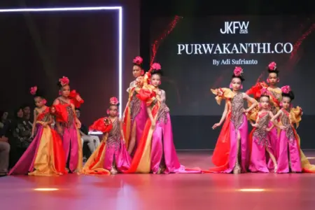 Dari Jateng hingga Jatim, Desainer Muda Bersinar di Jogja Kidz Fashion Week 2026 Foto BeritaJatim.com