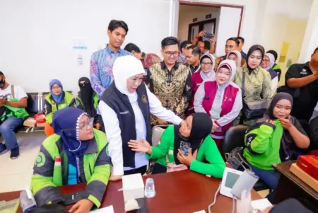 Khofifah Tinjau Cek Kesehatan Gratis 1.000 Driver Ojol di RS Korpri Pura Raharja Foto BeritaJatim.com